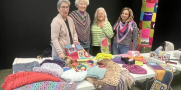 Las mujeres de Tejemaneje vuelven con sus labores al mercadillo solidario navideño a favor de la AECC