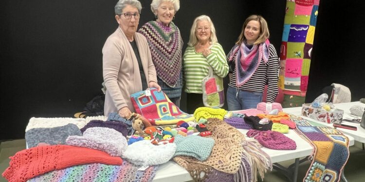 Las mujeres de Tejemaneje vuelven con sus labores al mercadillo solidario navideño a favor de la AECC
