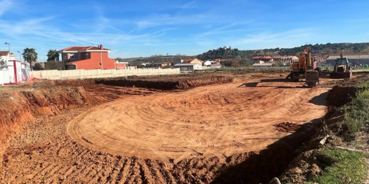 Comienza la excavación del terreno sobre el que se consolidarán los cimientos del nuevo colegio público de Aldeatejada