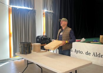 El tamborilero Manuel Pérez enseña los instrumentos tradicionales salmantinos a los vecinos de Aldeatejada