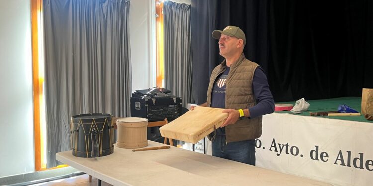 El tamborilero Manuel Pérez enseña los instrumentos tradicionales salmantinos a los vecinos de Aldeatejada