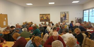 Medio centenar de mayores se reúnen para disfrutar de la jornada de bingo