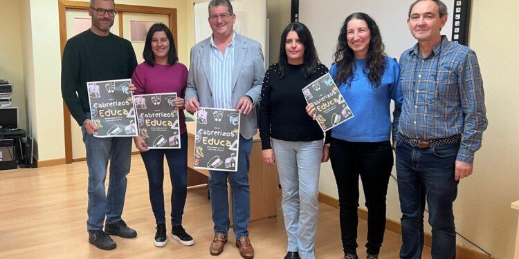 Matemáticas con magia y murales decorativos para las marquesinas del bus, novedades del programa ‘Cabrerizos Educa’, que ofrece 40 actividades a los alumnos del CRA La Flecha