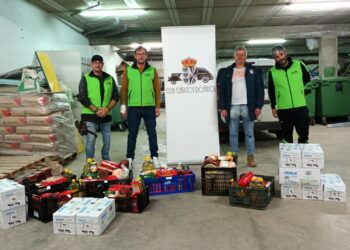 El Club de Coches Clásicos de Doñinos dona 80 kilos de productos al fondo de alimentos municipal