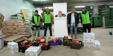 El Club de Coches Clásicos de Doñinos dona 80 kilos de productos al fondo de alimentos municipal