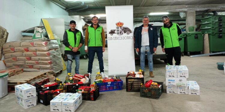 El Club de Coches Clásicos de Doñinos dona 80 kilos de productos al fondo de alimentos municipal
