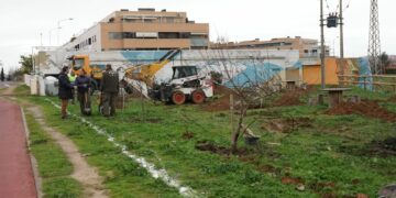 Los alumnos de la AFE de Santa Marta completan la recuperación de las zonas verdes del paseo fluvial Francisco Bernis