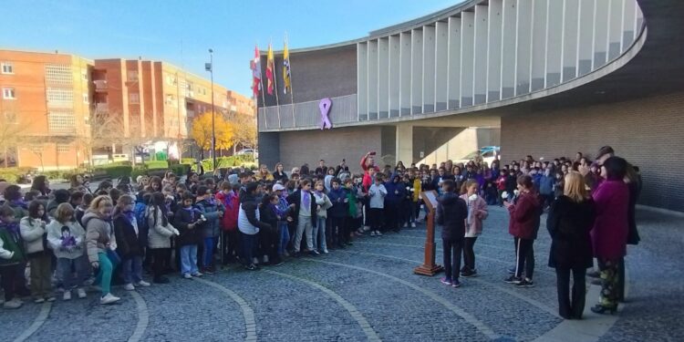 Los escolares protagonizan los actos del 25N pidiendo una sociedad más justa y libre de violencia