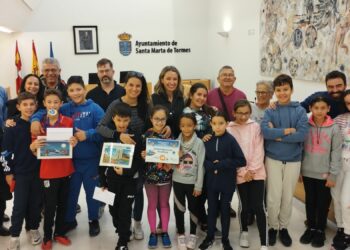 Los escolares del colegio San Blas, Izan García y Mark Criado, premiados en el IV Concurso Digital de Dibujo Infantil de Aqualia