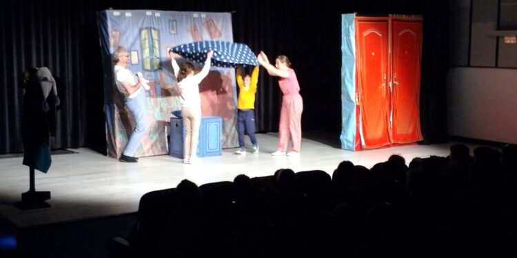 Los escolares de Santa Marta aprenden inglés de forma divertida a través del teatro