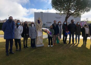 Ofrenda floral, coloquio, talleres de defensa personal femenina y salud mental y actos con los escolares centran la semana contra la violencia de género en Villamayor