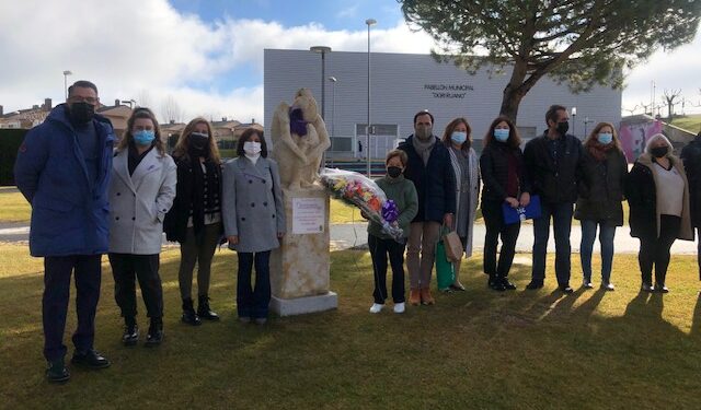 Ofrenda floral, coloquio, talleres de defensa personal femenina y salud mental y actos con los escolares centran la semana contra la violencia de género en Villamayor