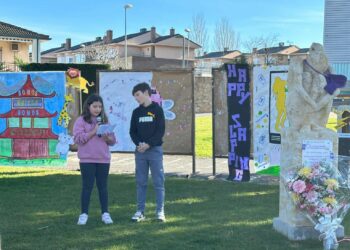 La ofrenda floral y los ‘Corazones de Colores por la Igualdad’ de los escolares de Villamayor unen a los vecinos contra la violencia de género