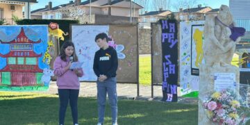 La ofrenda floral y los ‘Corazones de Colores por la Igualdad’ de los escolares de Villamayor unen a los vecinos contra la violencia de género