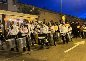 Villares despide las actividades de Halloween al ritmo de la batucada