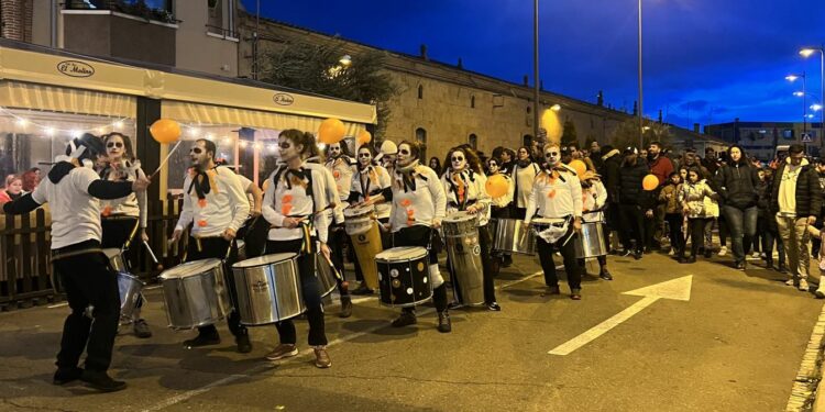 Villares despide las actividades de Halloween al ritmo de la batucada