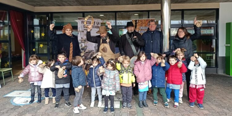 Los escolares de Infantil del CRA La Flecha disfrutan de la fiesta de la castañada