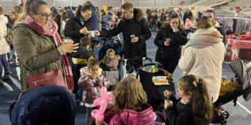 Los vecinos agotan los 150 tickets del chocolate con churros en el Mercado Navideño de Carbajosa
