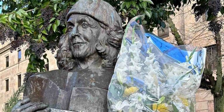 Salamanca homenajea a Carmen Martín Gaite en el 98 aniversario de su nacimiento