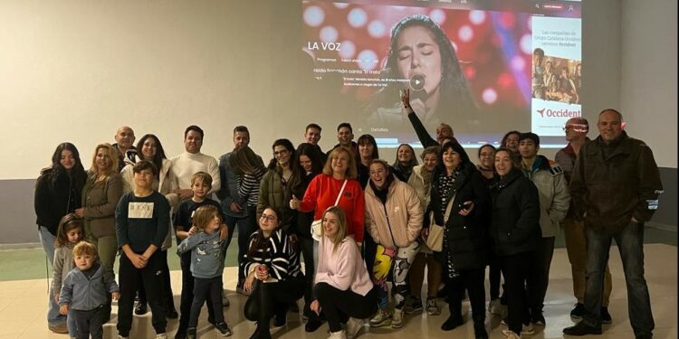 Los vecinos de Doñinos apoyan a Nereida, que ya es finalista de ‘La Voz’