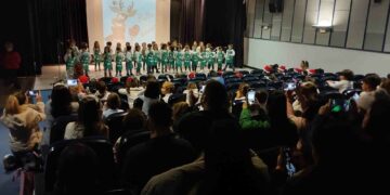 Los alumnos del Miguel Hernández escenifican sus coreografías en la Fiesta de Navidad