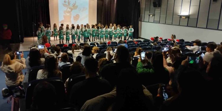 Los alumnos del Miguel Hernández escenifican sus coreografías en la Fiesta de Navidad