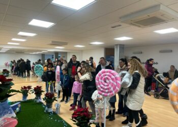 Los niños de Villamayor reciben a Papá Noel y se divierten con los hinchables para iniciar las celebraciones navideñas