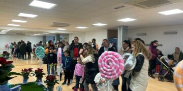 Los niños de Villamayor reciben a Papá Noel y se divierten con los hinchables para iniciar las celebraciones navideñas