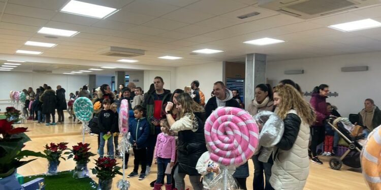Los niños de Villamayor reciben a Papá Noel y se divierten con los hinchables para iniciar las celebraciones navideñas