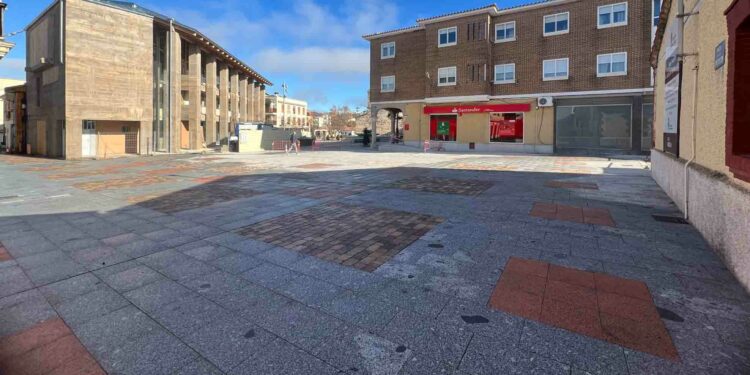 Finalizan las obras de renovación de las redes de abastecimiento y saneamiento y la peatonalización de la Plaza Mayor