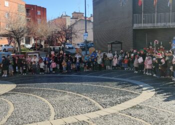 Los alumnos de infantil del Martín Gaite celebran la llegada del nuevo año con campanadas y gusanitos