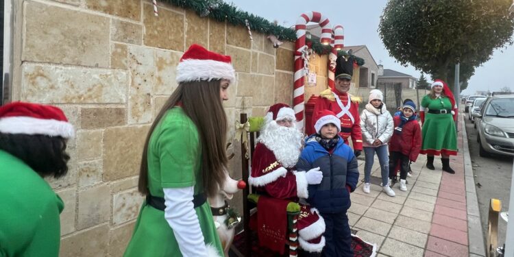 ‘Santi Claus’, fiel a su tradicional recepción con los niños de Cabrerizos en Nochebuena