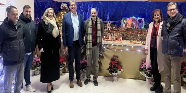 El gran Belén de 15 metros y más de cien figuras enriquece el espíritu navideño de Cabrerizos