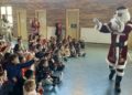 La visita de ‘Santi Claus’ y el cuentacuentos adentran a los más pequeños en la magia de la Navidad