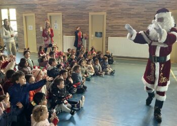 La visita de ‘Santi Claus’ y el cuentacuentos adentran a los más pequeños en la magia de la Navidad