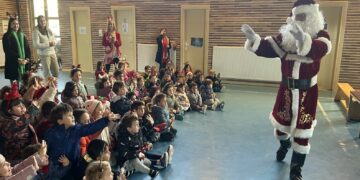 La visita de ‘Santi Claus’ y el cuentacuentos adentran a los más pequeños en la magia de la Navidad