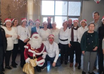 Villancicos y visita de ‘Santi Claus’ a la residencia de Cabrerizos para felicitar la Navidad a los mayores