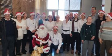 Villancicos y visita de ‘Santi Claus’ a la residencia de Cabrerizos para felicitar la Navidad a los mayores