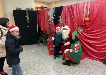 Los niños de Carbajosa reciben la visita de Papá Noel en una tarde cargada de actividades festivas