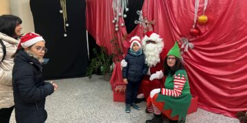 Los niños de Carbajosa reciben la visita de Papá Noel en una tarde cargada de actividades festivas
