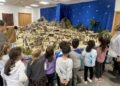 Los escolares de Castellanos, los primeros en visitar el gran Belén artesanal del Ayuntamiento