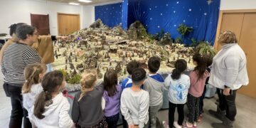 Los escolares de Castellanos, los primeros en visitar el gran Belén artesanal del Ayuntamiento