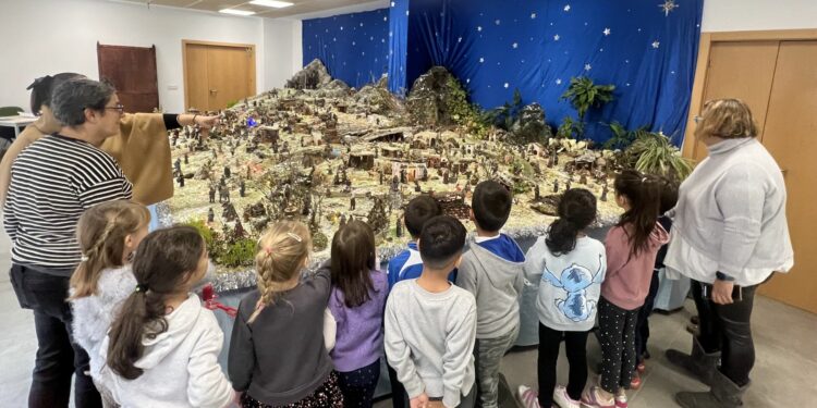 Los escolares de Castellanos, los primeros en visitar el gran Belén artesanal del Ayuntamiento