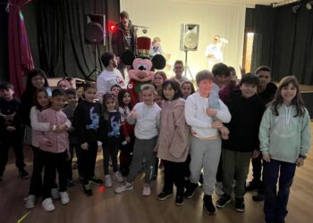 Un centenar de niños de Castellanos disfrutan con la fiesta de Nochevieja para dar la bienvenida anticipada al Año Nuevo