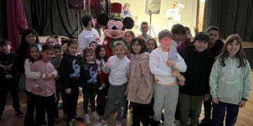 Un centenar de niños de Castellanos disfrutan con la fiesta de Nochevieja para dar la bienvenida anticipada al Año Nuevo