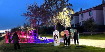 Las mujeres de la asociación ‘Mercedes Amaro’ de Doñinos decoran las calles por Navidad