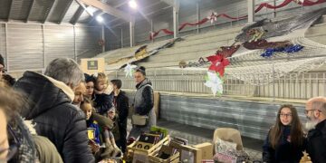 Medio millar de vecinos acompañan al Cartero Real en su visita a Carbajosa para inaugurar el I Mercado Navideño