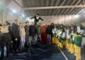 Medio millar de vecinos acompañan al Cartero Real en su visita a Carbajosa para inaugurar el I Mercado Navideño