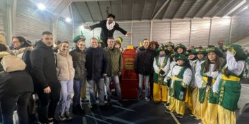 Medio millar de vecinos acompañan al Cartero Real en su visita a Carbajosa para inaugurar el I Mercado Navideño