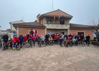La papanoelada en bici ha reunido a un centenar de vecinos de todas las edades para recorrer las calles de Monterrubio sobre ruedas